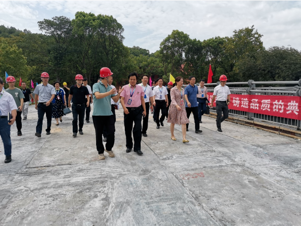 市政要聞 | 湖南工商大學黨委書記陳曉紅院士、長沙市公共工程建設中心總工劉學武帶隊赴湖南工商大學跨桐梓坡路過街天橋項目考察調研